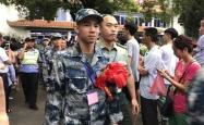 泰山重伤倒地，哈兰德全队围拢祈祷，场面感人